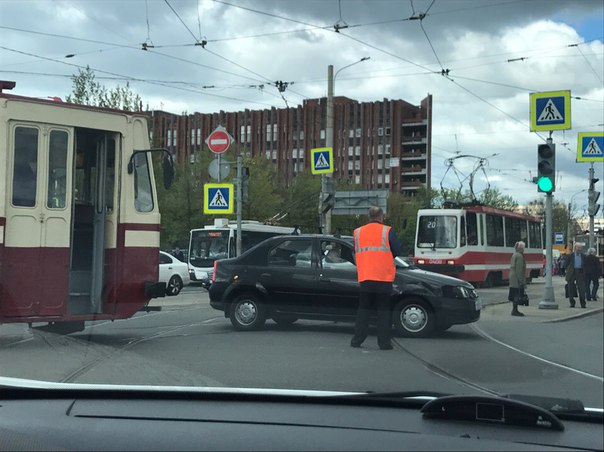 Logan, Трамвай и синий кроссовер организовали ДТП на перекрёстке Луначарского и Культуры.