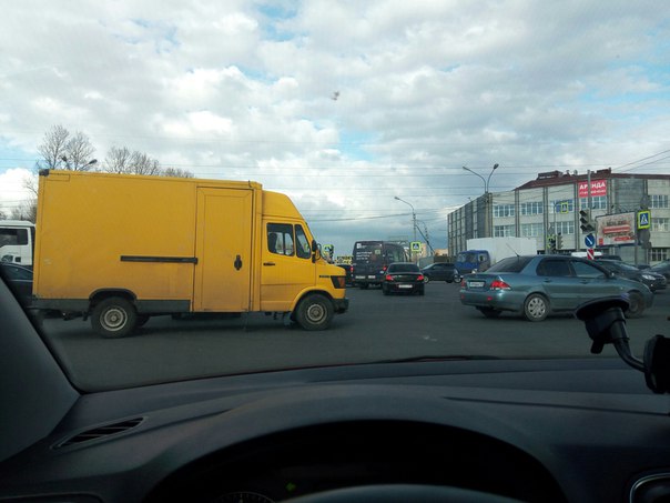 Не работает светофор на перекрёстке Дунайского и Софийской, позвонил в службы, должны сделать.Мне по...