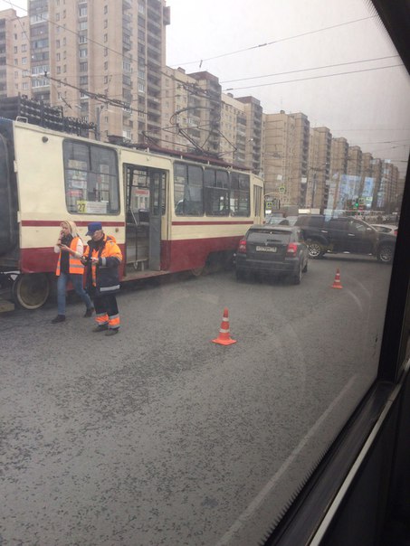 У метро Большевиков машина зацепила трамвай. Проезду мешают