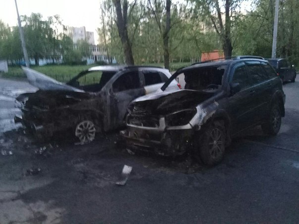 В 2 часа подожгли две машины , на Будапештской , 38 к1 , Toyota RAV-4 и Mitsubishi ASX .