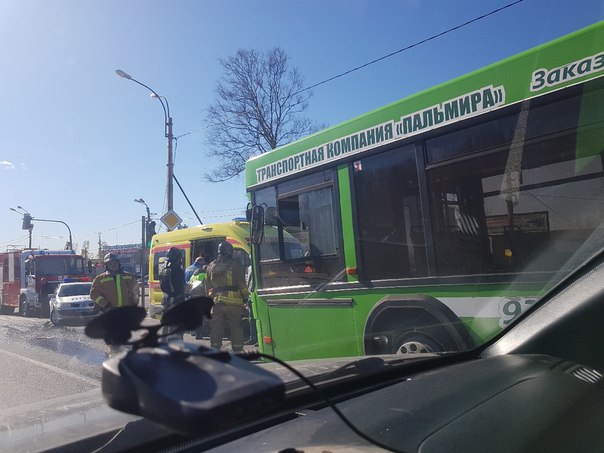 На Выборгском шоссе в Парголово, Грузовик остановился в автобус