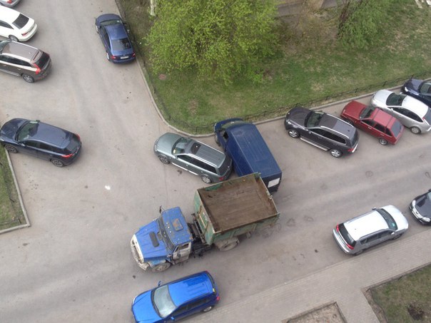 Во дворе дома 85к3 на Витебском проспекте, Мусоровоз протащил Ford транзит около 2,5 метров после че...