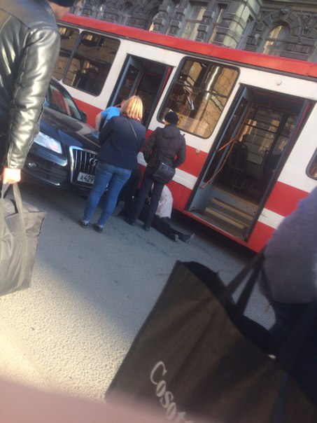 В Кузнечном переулке Audi сбила человека, выходившего из трамвая