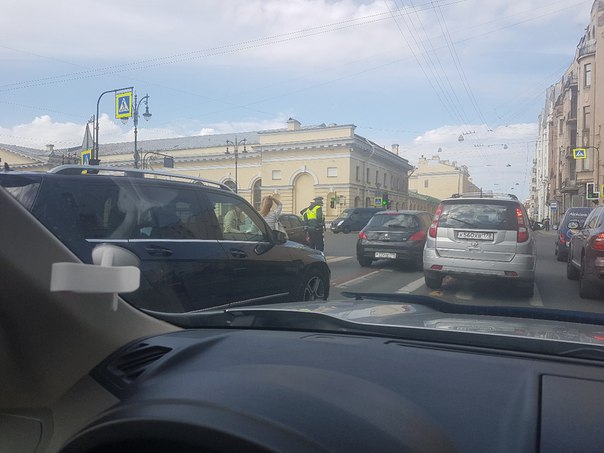 2 Девушки блондинки ☝️ не поделили светофор на перекрёстке Шпалерной и Потемкинской,