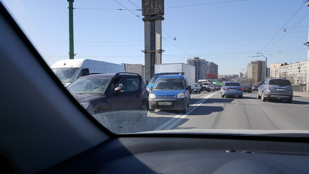 ДТП на Невском путепроводе моту из 3х авто в сторону народной,но пробка в обе стороны собралась.