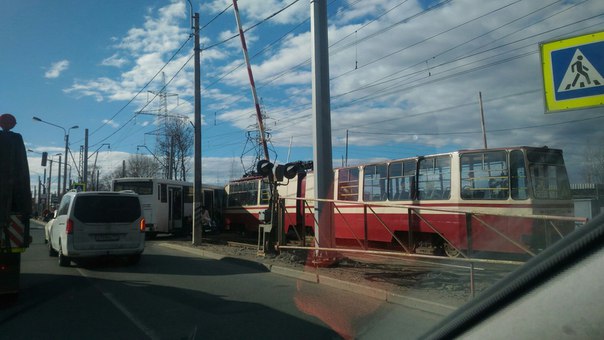 Маршрутка и трамвай встретились у поворота на ЛЭМЗ