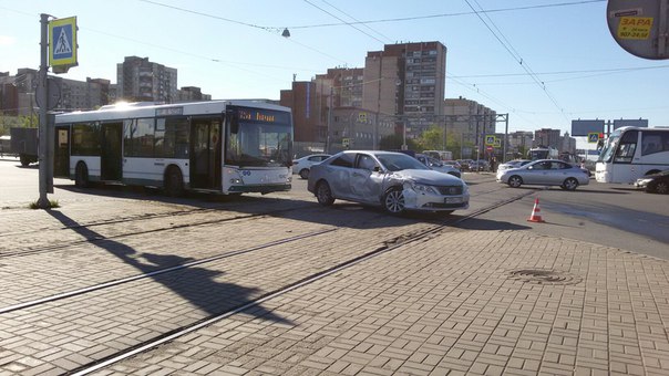 На Дунайском проспекте Автобус 326 столкнулся с иномаркой, приехала скорая и полиция, трамваи стоят.