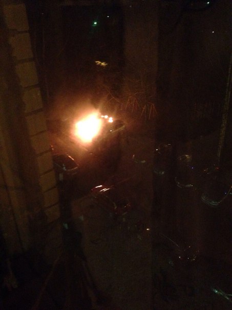 На улице Котина 4 примерно в 2:15 загорелась машина. Полиция и пожарные уже осматривают место происш...