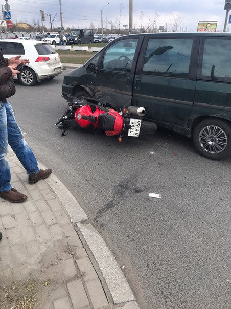 Сбили мотоциклиста 10 минут назад на Суздальском под Культуры. Все живы. Виноват микроавтобус.