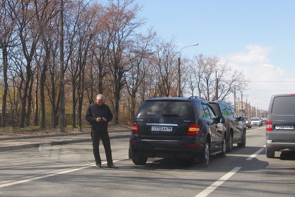 На Краснопутиловской улице перед ж.д. переездами два Mercedes'а не поделили дорогу.