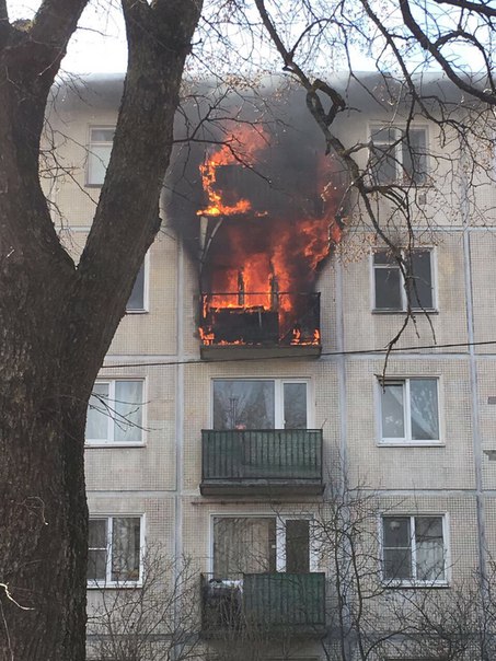 В Сестрорецке на Володарского 310 сгорела квартира, с 4 перекинулось на 5