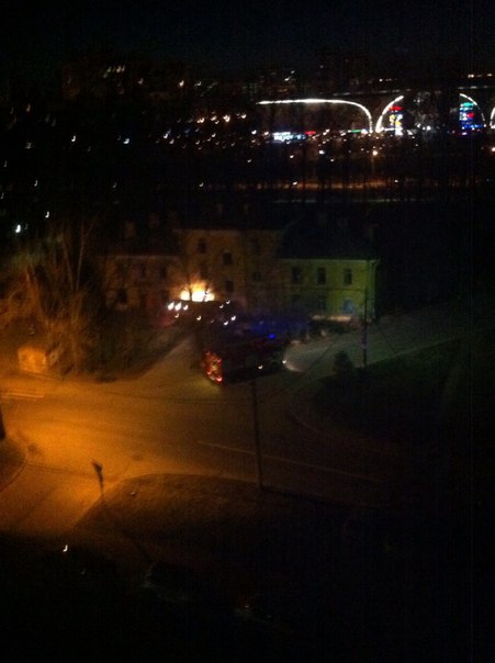 Горело здание на 2 Комсомольской ул., приехали и залили возгорания три пожарные машины. Дым по всей ...