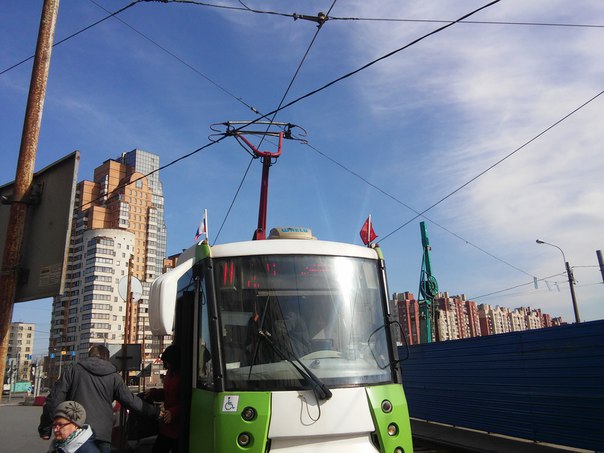 Трамваи стоят на пересечении проспекта Славы и Бухарестской