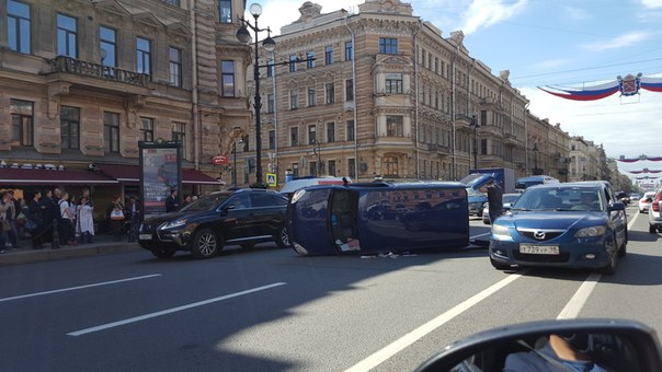На пересечении Невского и Пушкинской перевернулся авто. Столкновение с БМВ X6.