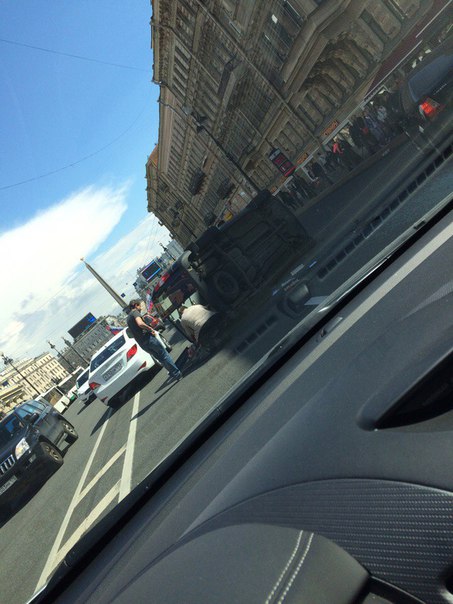 На пересечении Невского и Пушкинской перевернулся авто. Столкновение с БМВ X6.