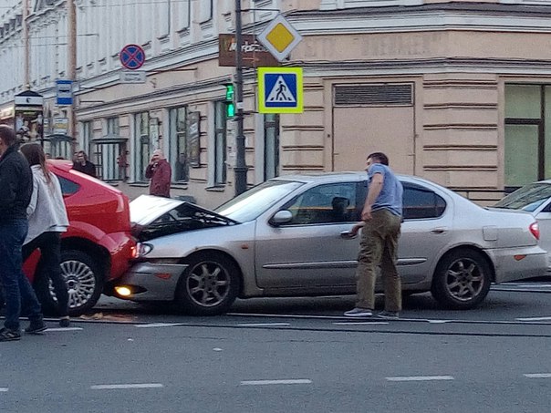 3 машины подряд у метро Технологический институт