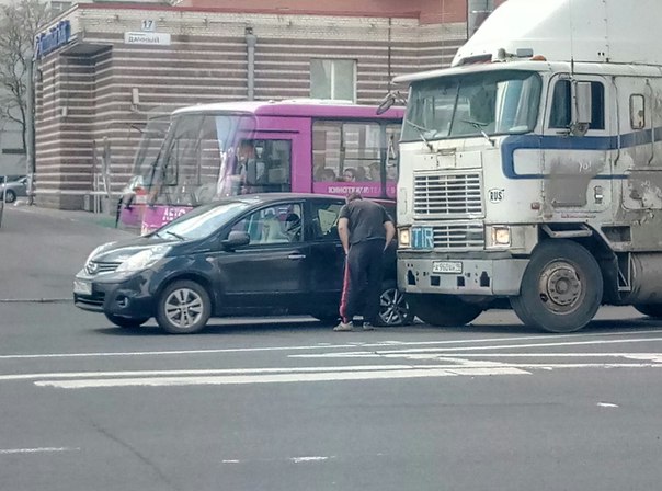 На Дачном проспекте, при съезде с кругового в сторону КАДа, на пешеходном переходе, грузовик въехал ...