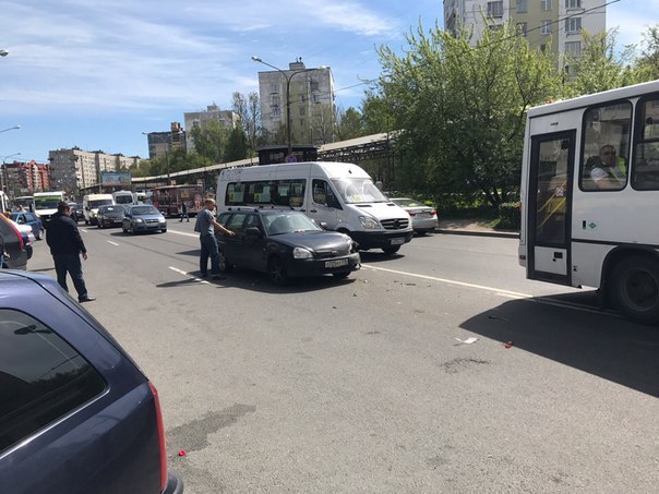 У метро проспект Ветеранов, Приора въехала сзади в маршрутку, ждут ДПС