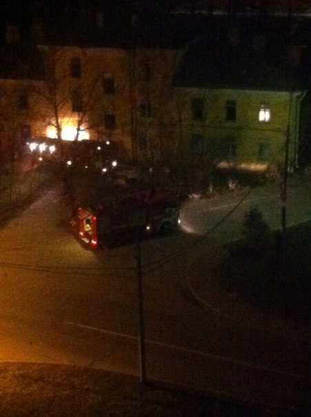 Горело здание на 2 Комсомольской ул., приехали и залили возгорания три пожарные машины. Дым по всей ...