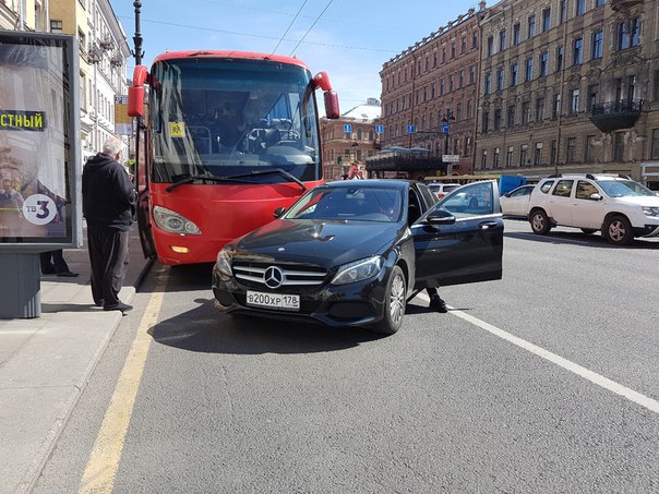 На Невском у дома 72 Mercedes подрезал автобус с детьми