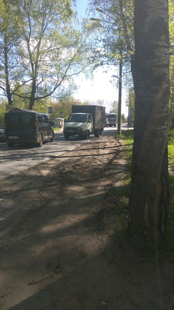 В Павловске на Садовой улице, возле Дома Ветеранов, грузовик догнал Газельку, проезду мешают