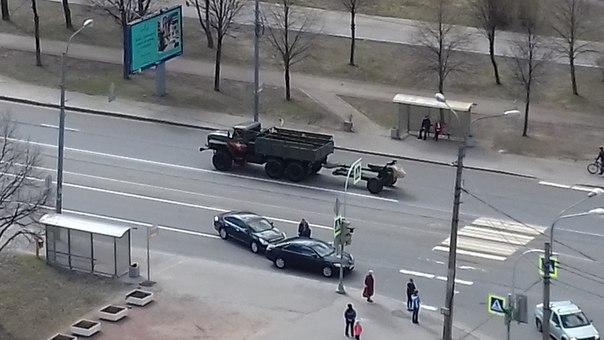 Два черных авто решили посмотреть парад военной техники перед перекрестком Пискаревского и Полюстров...