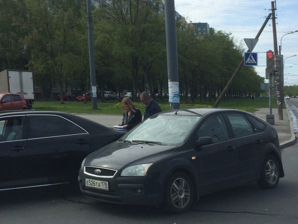 Ford и Камри на повороте с Ленинского на Доблести