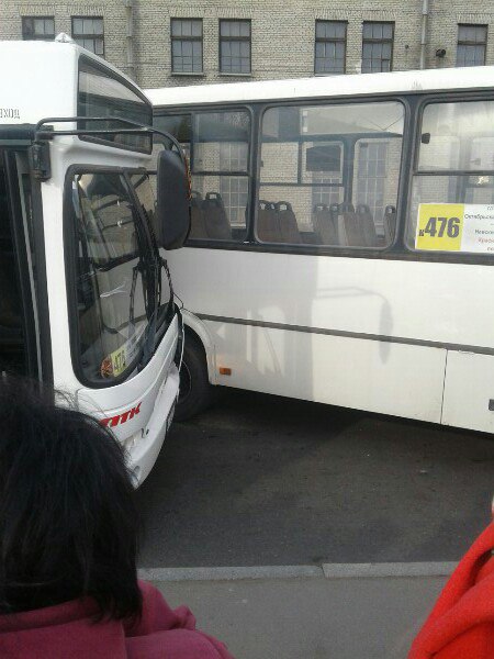 Рядом с метро Ломоносовская автобус ударил пазик.