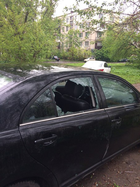 На Софийской у дома 20 корпус 3 в районе 8 утра, вытащили 2-е сумки с документами разбив окно в маши...