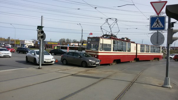 На перекрестке Казакова и Десантников столкнулись трамвай и Ford. Проезд по Казакова в сторону Жуков...