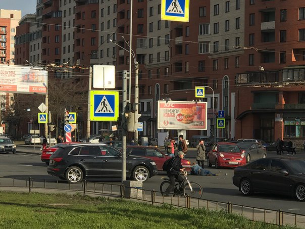 На перекрёстке Ленинского проспекта сбили велосипедиста.приехала скорая.