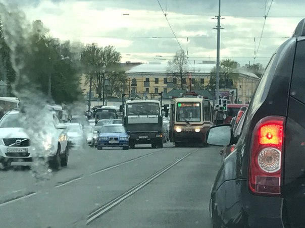 Мост Александра невского , будет полный пи**ец, трамваю не проехать , заняли две полосы и пути !!!!!...