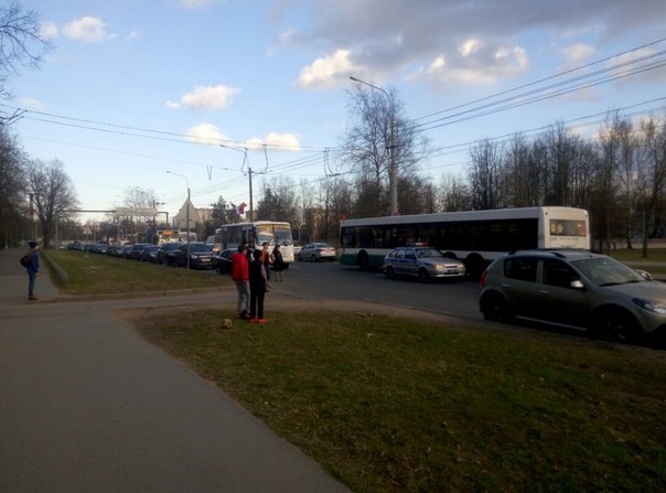 В 19.00 на проспекте Мечникова 102 гармошка неудачно выполнила обгон 367 маршрутки. Собирается небол...