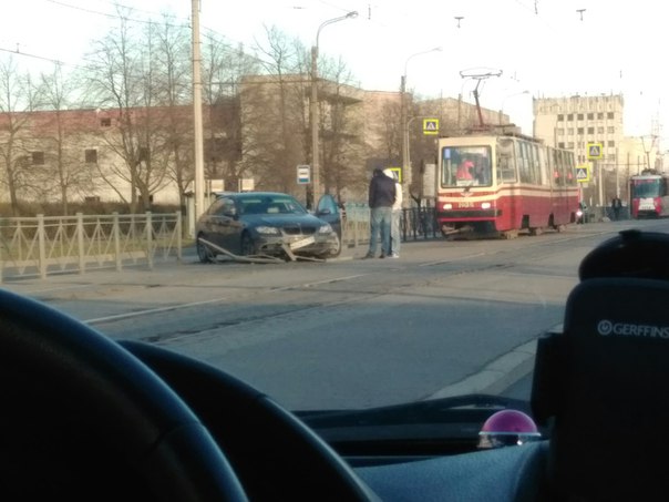 На Бухарестской.. не понятно как БМВ сломал ограждение и остановил трамваи