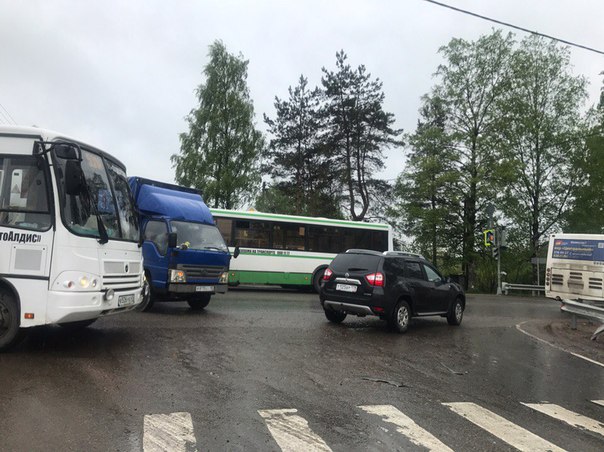 Авария в Колтушах на Верхней, автобус и грузовик