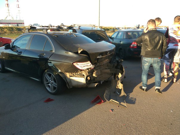 На ул. Маршала Казакова в припаркованный Mercedes влетела Honda Аккорд, виновница молодая девушка НЕ...