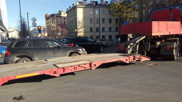 Возле Лазаревского моста со стороны Петроградки, грузовик поворачивал с набережной на Пионерскую ул...