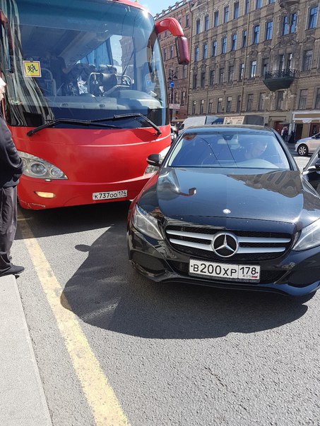 На Невском у дома 72 Mercedes подрезал автобус с детьми