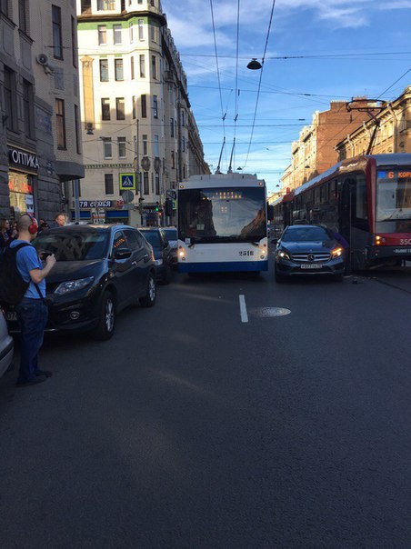 Mercedes и трамвай сильно притерлись на углу 12 линии и среднего проспекта. В.О. Пробка на среднем.