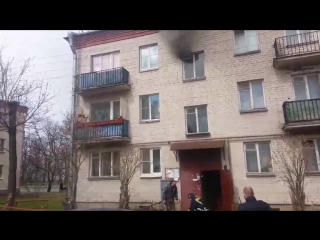 В Стрельне на Санкт-Петербургском шоссе 90 горит квартира на 2 этаже. Пожарные на месте.