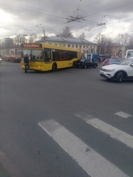 У метро Академическая, на перекрёстке автобус притер четарнадцатую ладу.