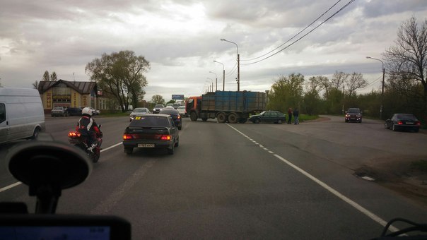 Причина пробки на Таллинском шоссе.