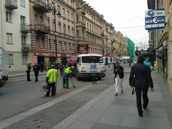 На улице Рубинштейна гаишники перегородили проезд и эвакуируют правильно припаркованные автомобили