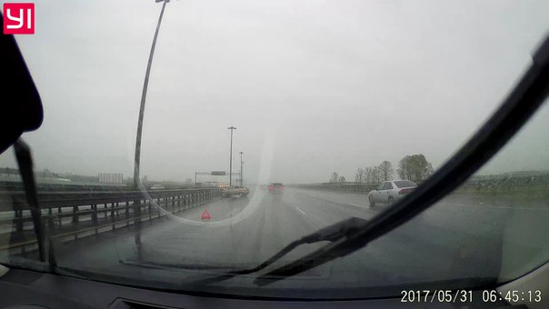 На внешнем кольце КАДа от Таллинского шоссе в сторону Пулковского в левом ряду ВАЗ 2112 убрался об о...
