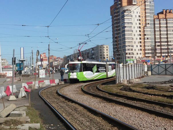 Трамваи стоят на пересечении проспекта Славы и Бухарестской