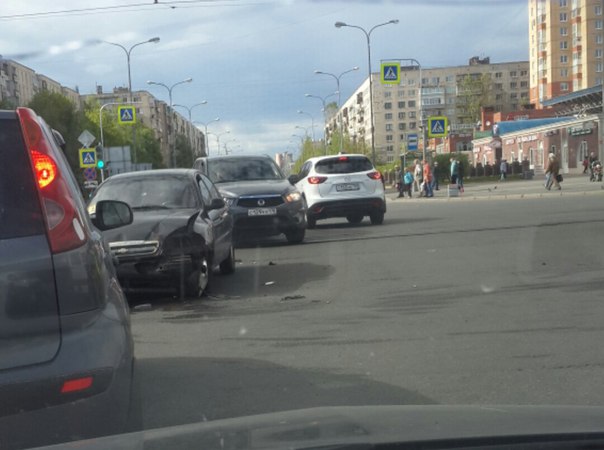 Искровский 16 на пешеходном догонялки. А на его перекрестке с Дыбенко skoda мешает повороту.