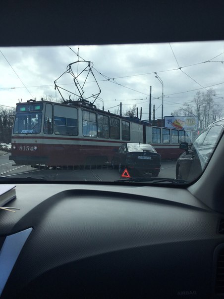 Octavia RS врезалась в трамвай на перекрестке Старо-Петергофского и Обводного, Пробка