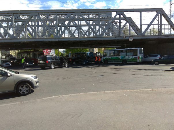 Авария под жд мостом на Лесном проспекте между Лесной и Выборгской. Трамваи стоят в обоих направлени...