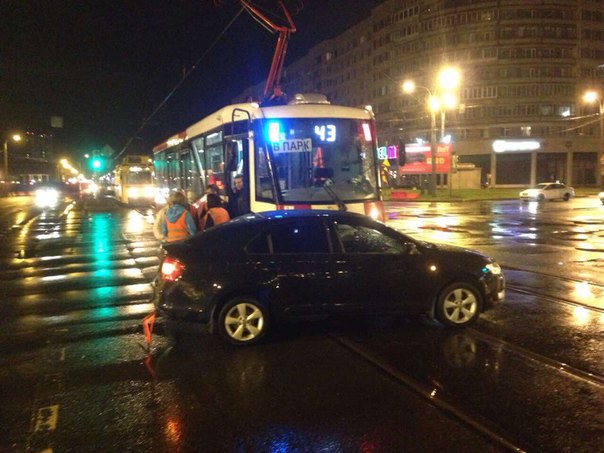 На перекрёстке Бухарестской и Славы водитель Школы не заметил трамвай