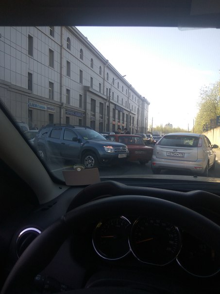 Старенькая ВАЗ 2103 и Дастер перегородили проезд по Полюстровскому в сторону площади Калинина у "Бал...